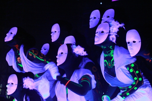 
	
	Nhóm Ocean mở màn lễ hội âm nhạc Glow 2014